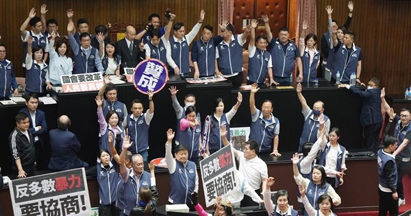 [討論] 韓國瑜採用舉手表決抹殺後續提復議的程序