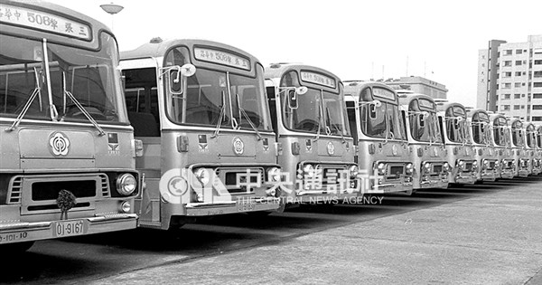 開箱老照片》搭車有冷氣 北市自強公車上路