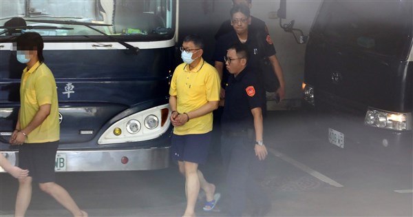 北檢偵辦京華城案首度提訊柯文哲穿短褲、拖鞋現身| 社會| 中央社CNA