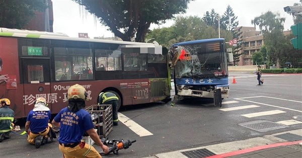 [閒聊] 公車追撞