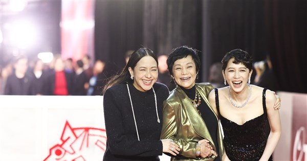Golden Horse 61 Zhang Yijia looked eye-catching in a gold jacket and held hands with Liu Ye Central News Agency CNA |