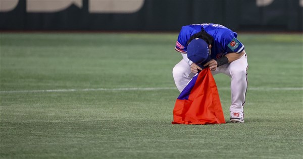 12強台灣隊長陳傑憲獲MVP 淚喊：我們創造歷史 這座冠軍是奇蹟 | 運動 | 中央社 CNA