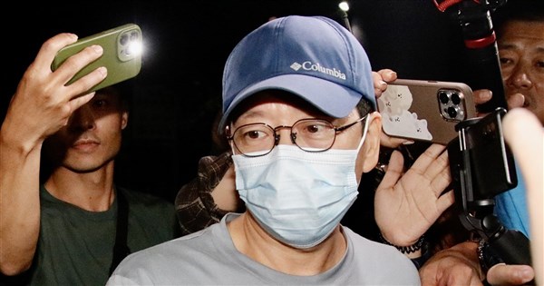 Kaohsiung City Councilor Huang Shaoting posted NT$1.5 million bail for assistant fee fraud. Central News Agency CNA