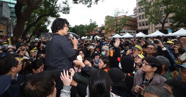 Taiwan Legislators Clash with Protesters Over Election Law Changes - News Directory 3