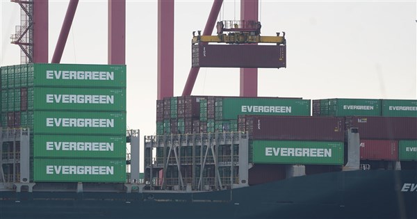 Evergreen Employees Receive Hefty Bonuses, Yang Ming to Raise Salaries 3% in 2025