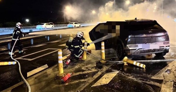 國道1號楊梅休息站電動車超載自撞起火 已4死4傷 | 社會 | 中央社 CNA