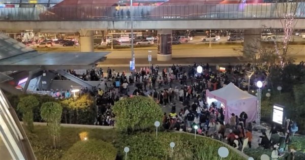 台灣燈會湧人潮 民怨交通癱瘓困在機捷月台1小時[影] | 生活 | 中央社 CNA