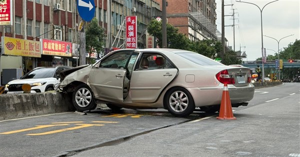 [討論] 看完三峽車子暴衝還敢在台灣生小孩嗎？