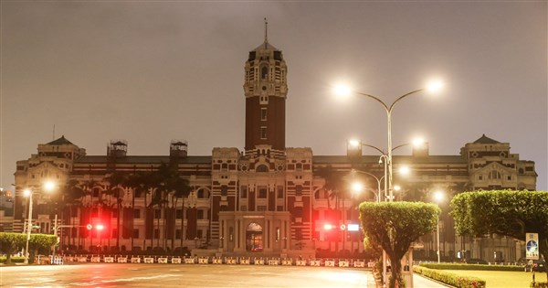 Re: [新聞] 何志偉：再2個禮拜總統府沒錢付水電　阿