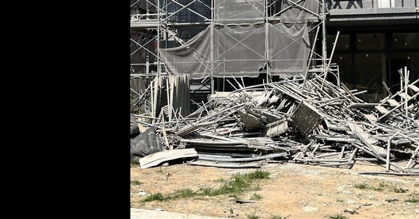 台中建案鷹架倒塌2死2傷 市府勒令停工開罰48萬元