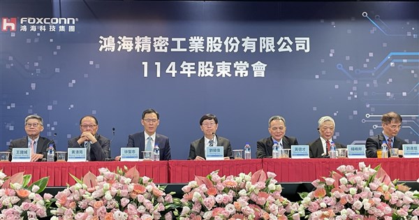 劉揚偉：鴻海全年營收可破7兆 推董事長總經理分治
