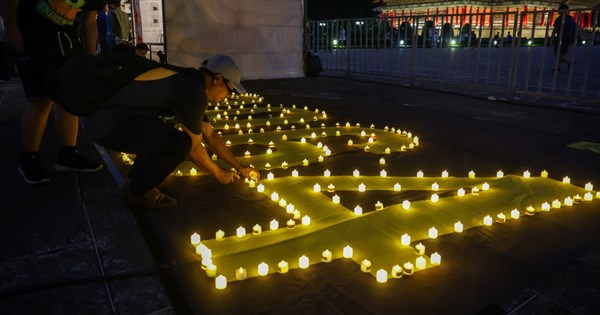早安世界》台灣「六四」36週年晚會 逾3000人參與點燈悼念