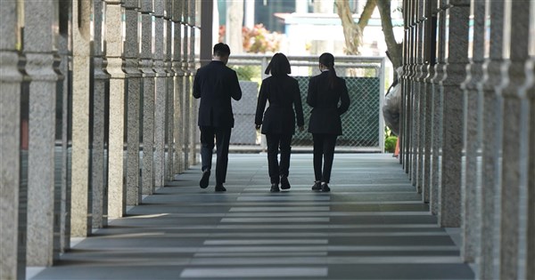 Re: [新聞] 藍委不滿6行政機關遭刪預算卻發文「造謠