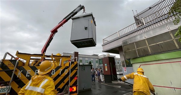 Re: [新聞] 台南災後14天通訊仍卡卡　陳亭妃打0分：