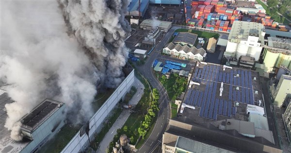 高雄小港三元能源鋰電池廠火災15傷　陳其邁令停工從嚴究責