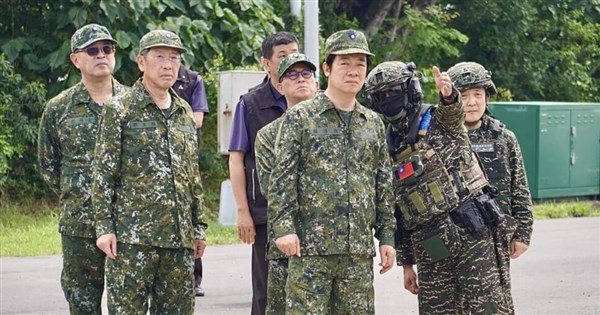 漢光演習海軍防禦性布雷操演賴總統南下高雄視導| 政治| 中央社CNA