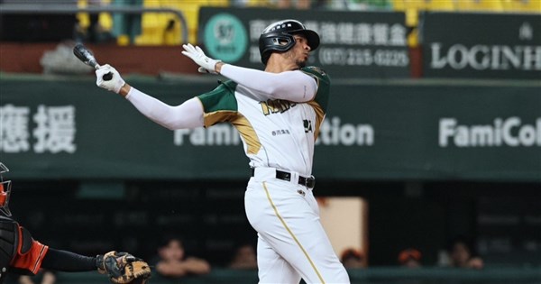 魔鷹妻過世後先發敲勝利打點 賽後哽咽籲珍惜家人、全隊黑絲帶哀悼[影]