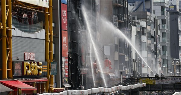 日本大阪道頓堀唐吉訶德旁建築起火1傷　約30輛消防車馳援