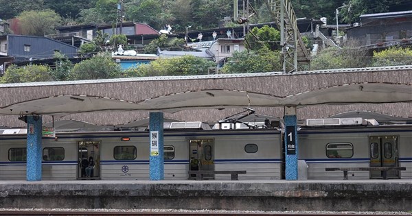 台鐵平溪線預警性暫停營運　啟動公路接駁