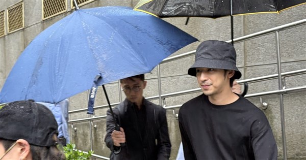 陳柏霖涉閃兵50萬交保:面對年少荒謬選擇 | 社會 | 中央社 CNA
