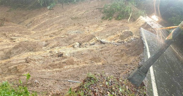 新北大雨汐止老爺山莊土石坍方 康寧街邊坡滑落