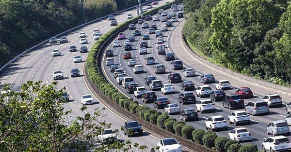 光復節連假首日　國道11路段易塞車