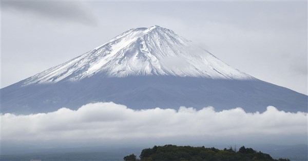 日本富士山迎2025年「初冠雪」 較去年早15天