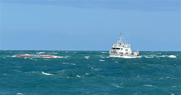 淡水外海漁船翻覆尋獲船長遺體 2印尼船員仍失蹤