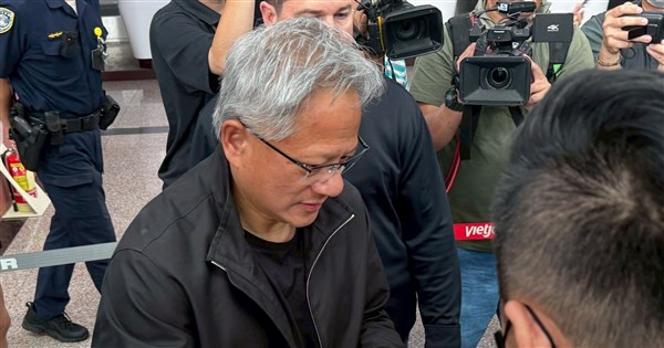 黃仁勳抵達台南快閃5小時 直奔南科台積電3奈米廠