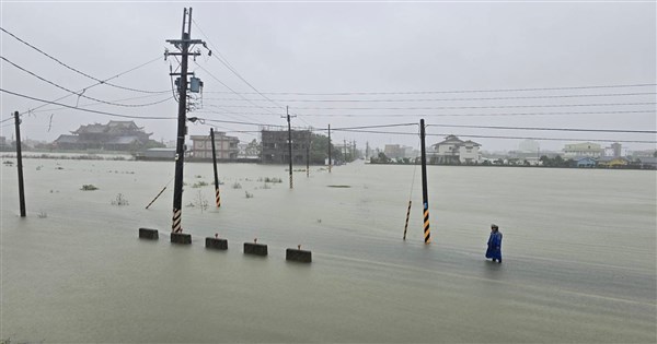 早安世界》颱風鳳凰預估傍晚登陸恆春半島 11縣市及花蓮3鄉鎮停班課