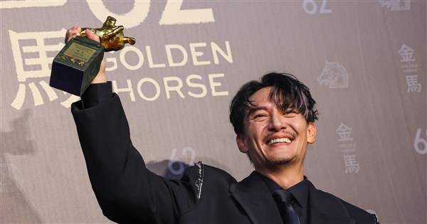 張震2度奪金馬影帝喊幸福 感謝父親張國柱帶領認識電影