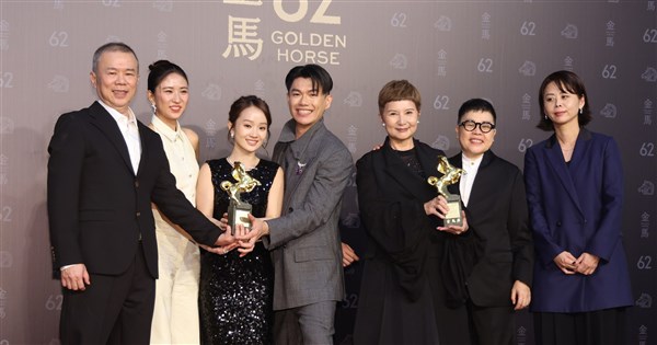 早安世界》金馬獎張震范冰冰封帝后「大濛」講述白色恐怖獲4獎大贏家