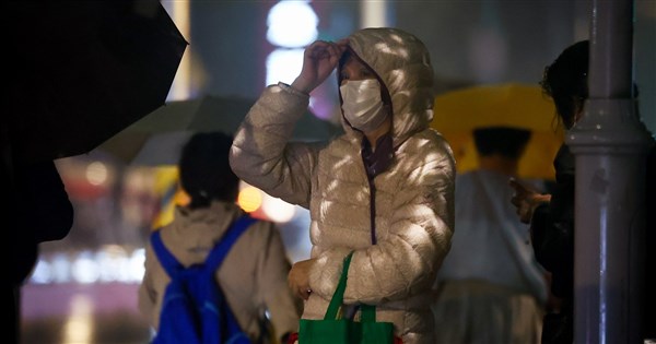 早安世界》東北季風今晚增強雨區擴大 26日中部以北低溫探14度
