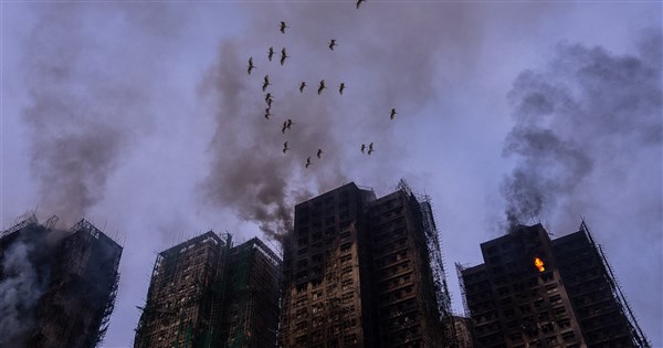 香港宏福苑大火增至65死70傷　16樓梯間救出生還者