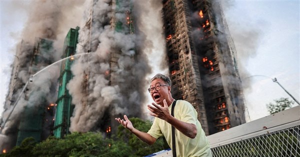 香港宏福苑大火　路透捕捉老翁哭喊「我太太在裡面」成災難代表性畫面

