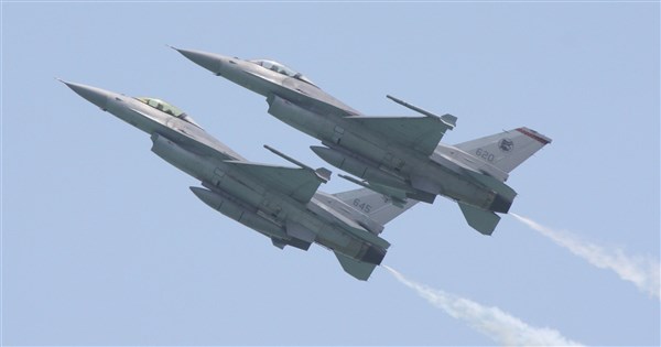 F-16飛官短暫G力昏迷平安降落　飛行員解析救援機制