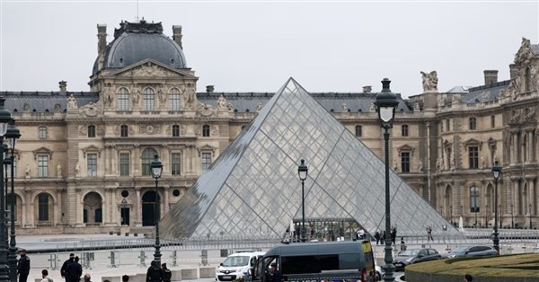 羅浮宮珠寶仍未尋獲 調查揭差30秒就可能人贓俱獲