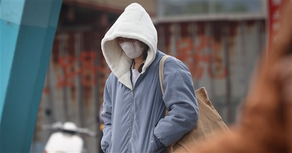 入冬首波大陸冷氣團13日晚間南下 平地低溫12度