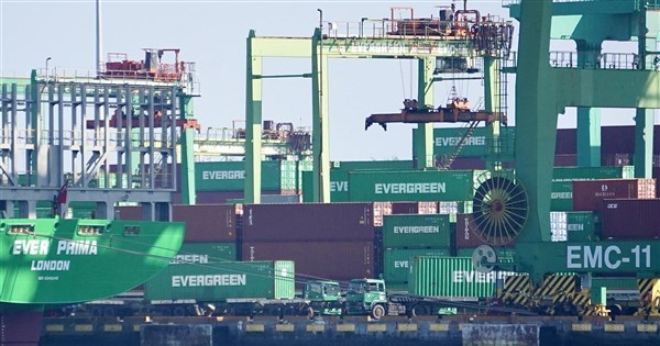 10月電子零組件加班工時衝破30小時 飆逾45年新高