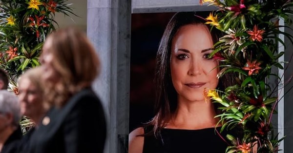 馬查多未能出席和平獎頒獎典禮 女兒宣讀演說:民主國家須為自由奮戰