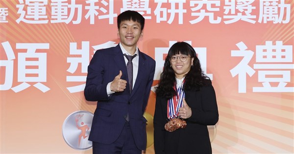 舉重新星陳冠伶奪12面國光獎章 盼向郭婞淳看齊