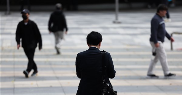 薪資中位數38K年齡教育差很大 40歲才破4萬、碩士逾6萬