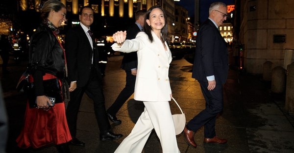 諾貝爾和平獎得主馬查多現身挪威 誓言返委內瑞拉終結暴政