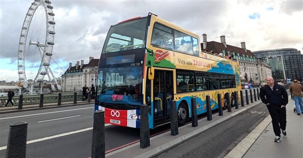 英國插畫家來台旅遊難忘人情溫暖 主動為台設計倫敦巴士廣告