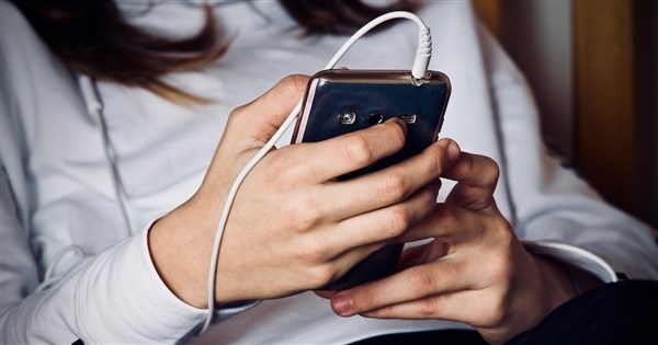 澳洲未成年社群禁令上路 台灣校園手機規則仍研議