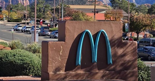 全球唯一藍色麥當勞　網紅打卡點離台積電美國廠不遠