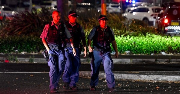 澳洲邦代海灘槍擊至少12死29傷　義勇男子徒手制伏槍手[影]