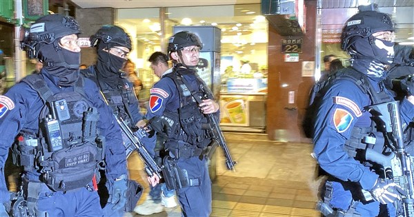 台北鬧區傷人案 警搜索張文桃園老家帶回電腦手機