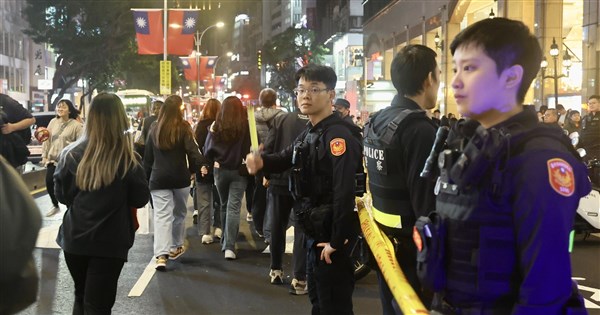 早安世界》北車、中山站隨機攻擊3死 27歲犯嫌張文墜樓不治