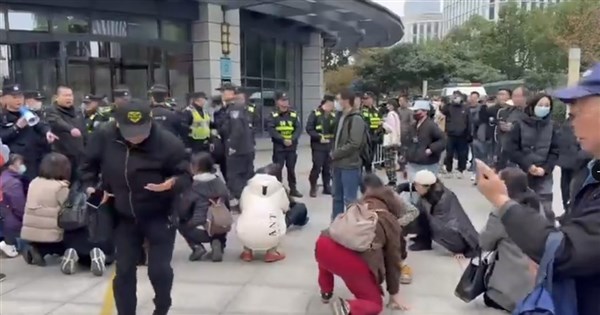 浙金中心爆雷900億引發抗爭 知名浙商被帶走